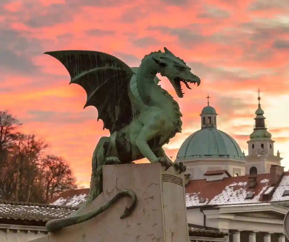 Il Drago di Lubiana Statua del drago sul Ponte dei Draghi di Lubiana al tramonto.