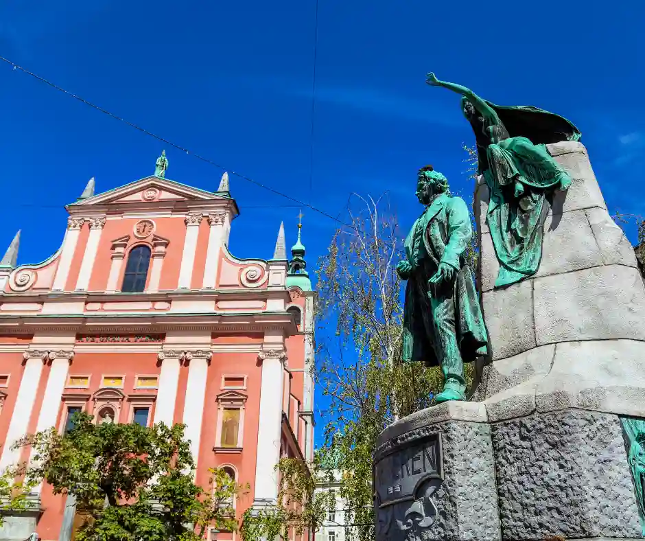 Piazza Preลกeren a Lubiana Monumento a Preลกeren davanti alla Chiesa Francescana nel centro di Lubiana.