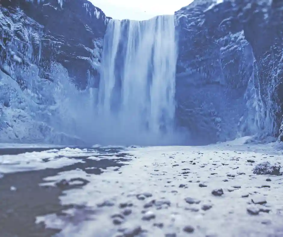 Skogafoss in inverno Cascata di Skogafoss circondata da neve e ghiaccio durante l’inverno islandese.