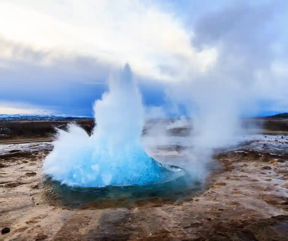 Il geyser Strokkur Eruzione del geyser Strokkur nell’area geotermica di Geysir in Islanda.