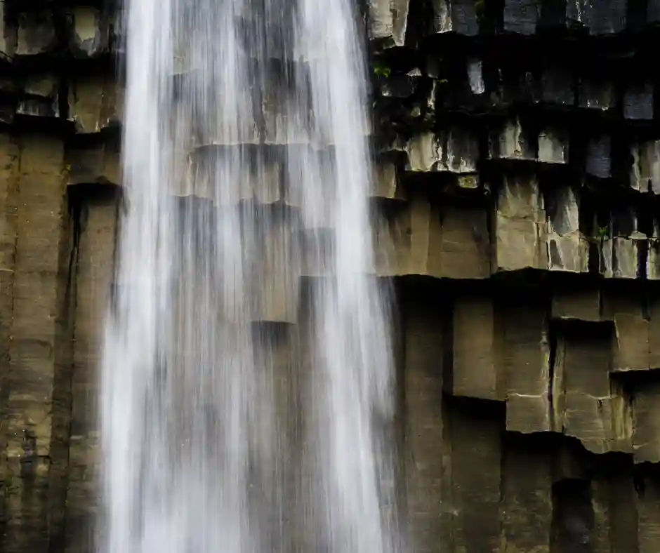 Svartifoss a Skaftafell Cascata di Svartifoss circondata dalle caratteristiche colonne di basalto nel Parco di Skaftafell.