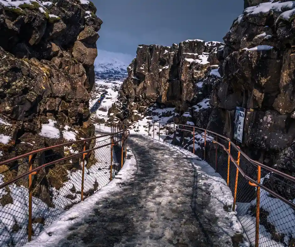 Parco Nazionale di Thingvellir Sentiero innevato tra le pareti rocciose del Parco Nazionale di Thingvellir in Islanda.