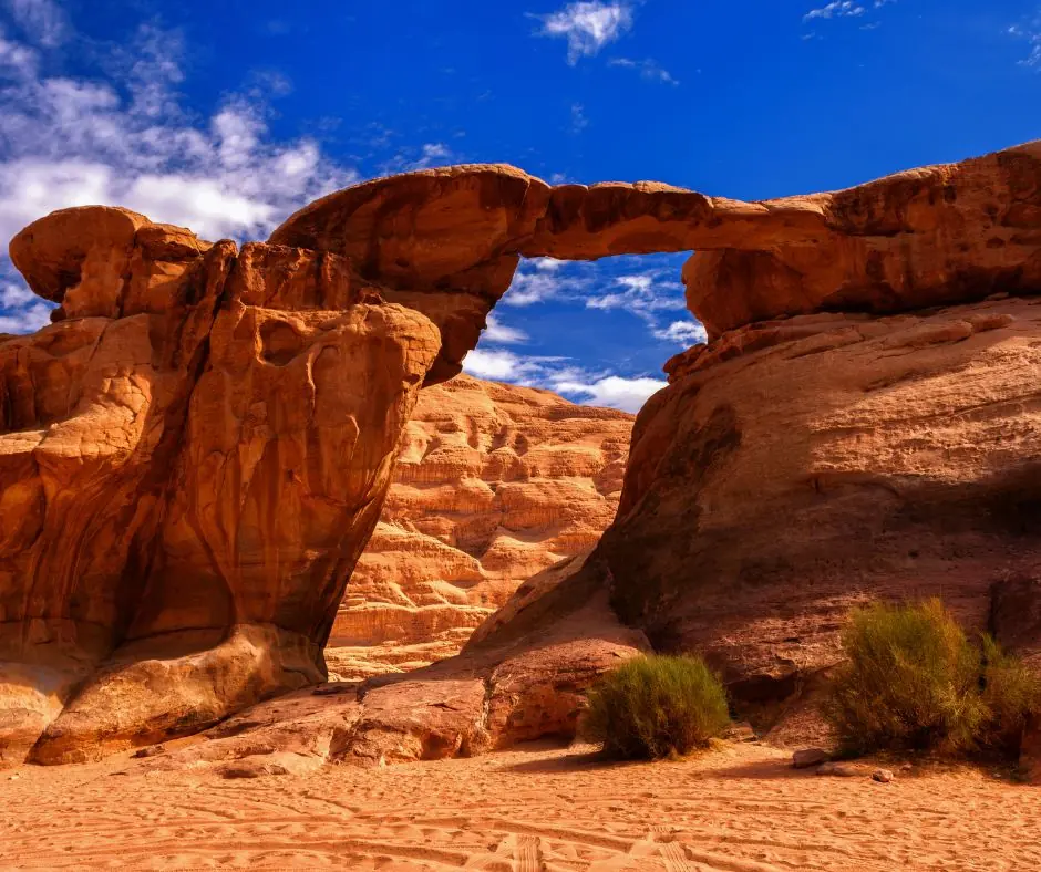 Offerta viaggio Giordania – Deserto del Wadi Rum Grande arco naturale di roccia rossa nel deserto del Wadi Rum in Giordania