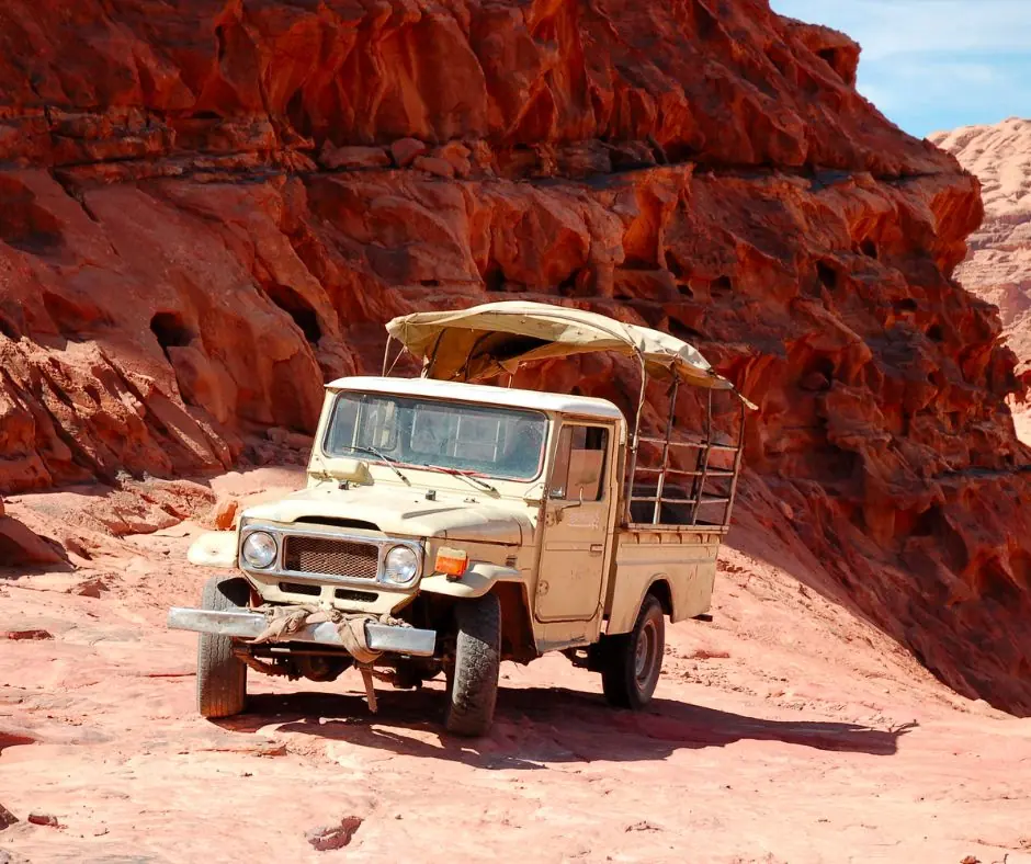 Pacchetto viaggio Giordania – Jeep 4×4 nel Wadi Rum Jeep 4x4 nel deserto roccioso del Wadi Rum durante un’escursione in Giordania