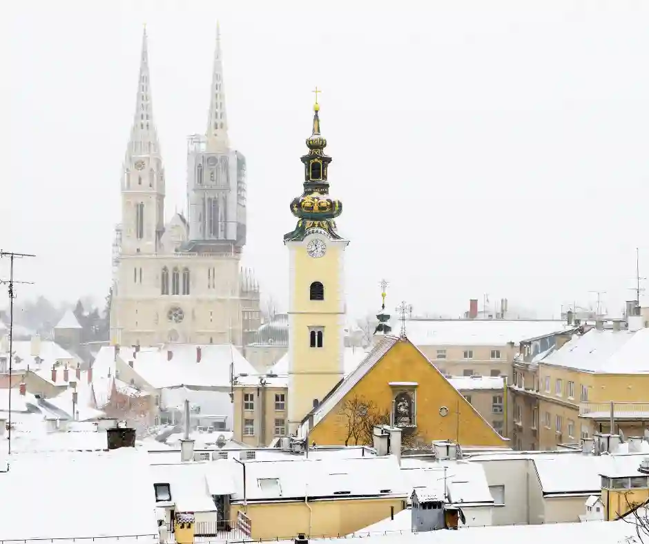 Zagabria sotto la neve Centro di Zagabria coperto di neve con le torri della cattedrale sullo sfondo.