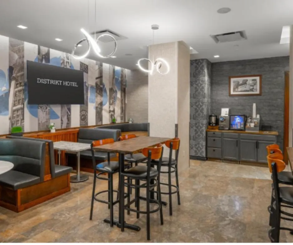 Distrikt Hotel – Area comune Sala con tavoli alti, divanetti e angolo bevande del Distrikt Hotel.