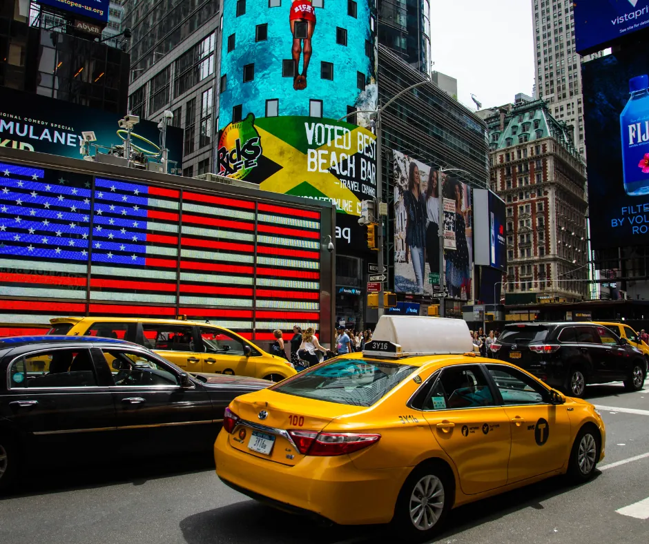 New York – Times Square Taxi gialli e traffico a Times Square tra grandi schermi pubblicitari.