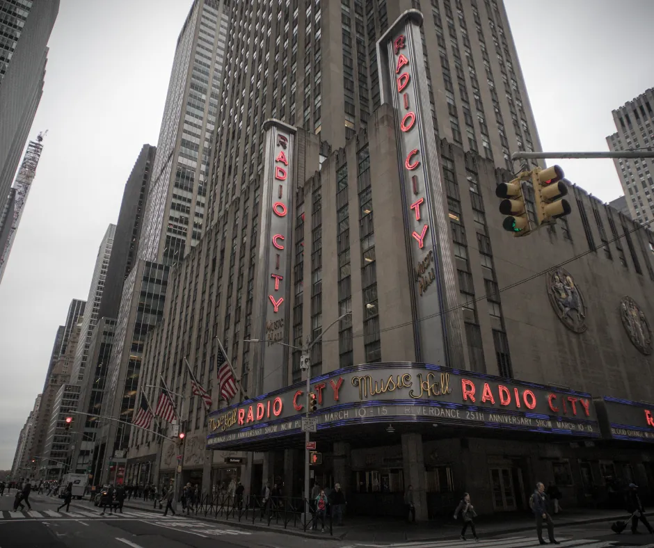 New York – Radio City Music Hall Facciata del Radio City Music Hall a Manhattan con insegne verticali al neon.