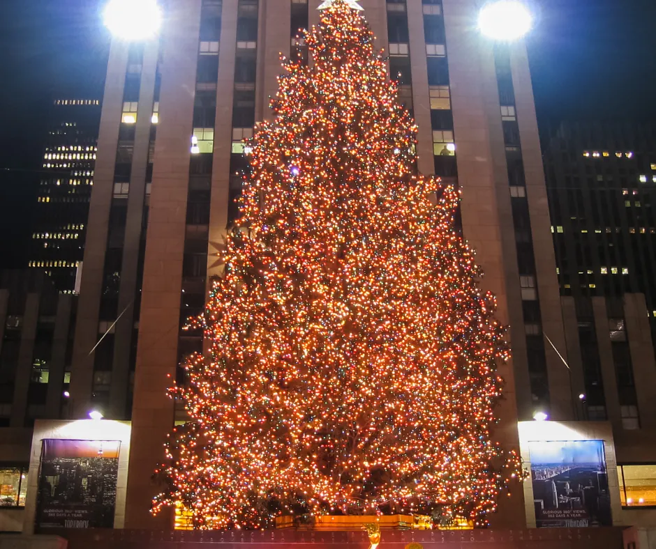 New York – Natale al Rockefeller Center Grande albero di Natale illuminato davanti al Rockefeller Center di notte.