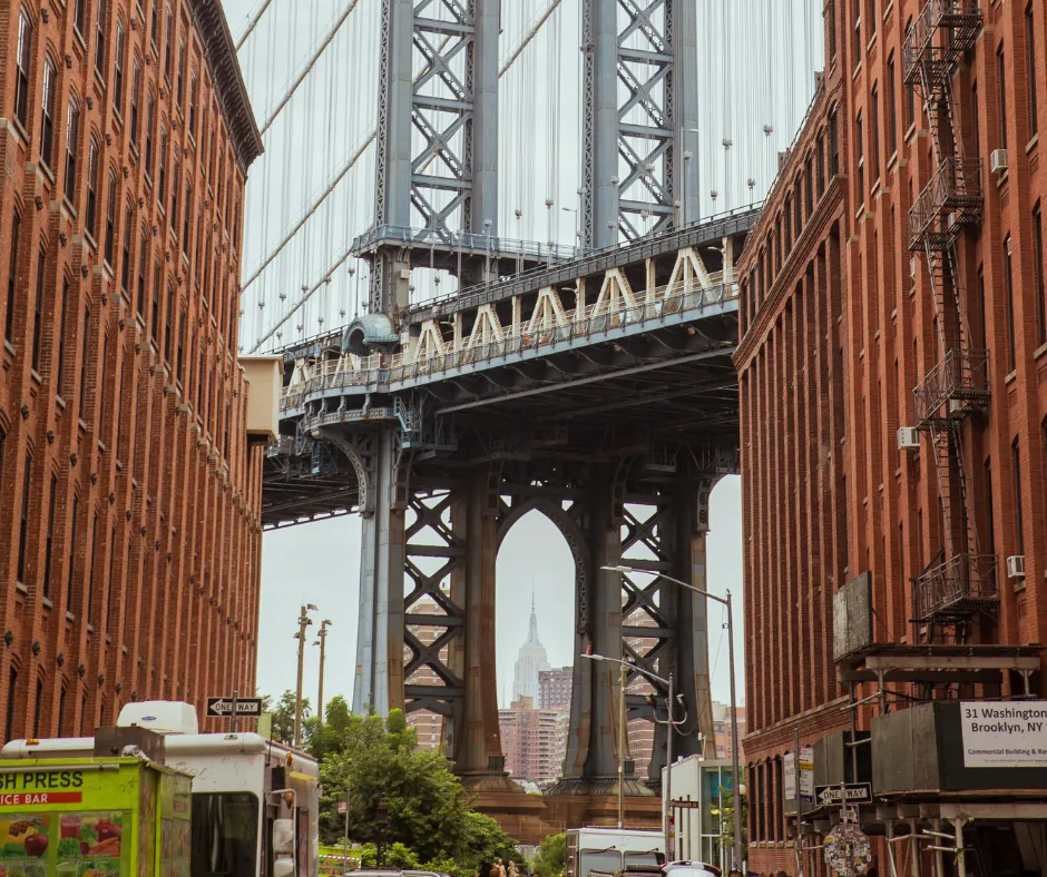 New York – Manhattan Bridge da DUMBO Manhattan Bridge inquadrato tra due edifici di mattoni nel quartiere DUMBO a Brooklyn.