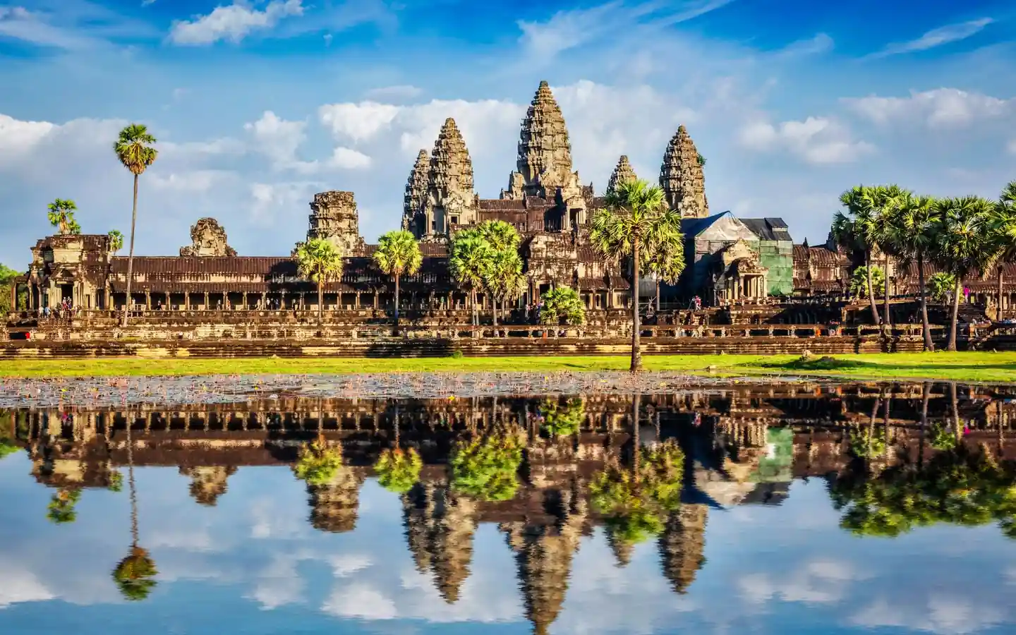 Tempio di Angkor Wat in Cambogia riflesso nell'acqua