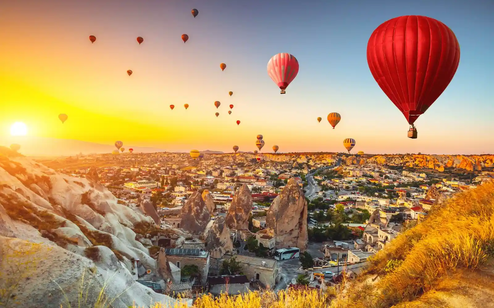Mongolfiere in volo sulla Cappadocia durante l'alba