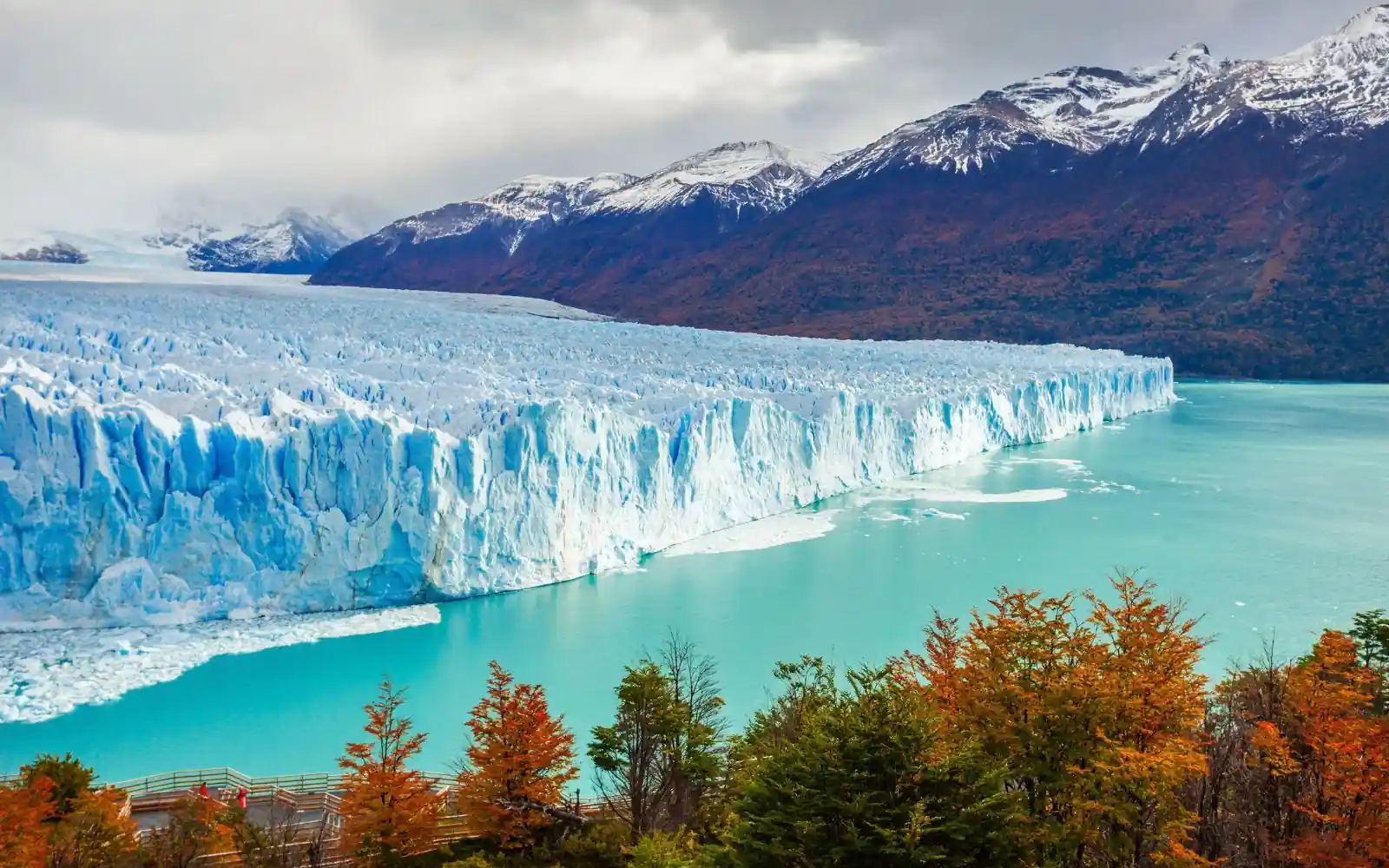 Ghiacciaio Perito Moreno in Patagonia circondato da montagne e natura