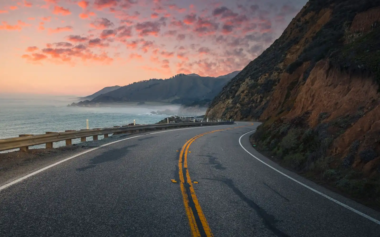 Strada panoramica lungo la costa della California al tramonto