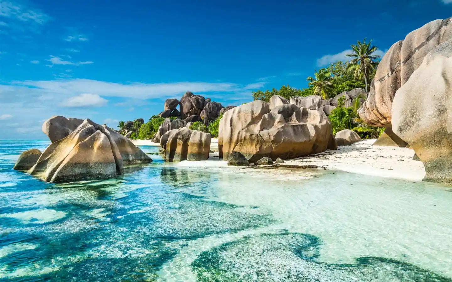 Spiaggia tropicale delle Seychelles con mare cristallino e rocce granitiche